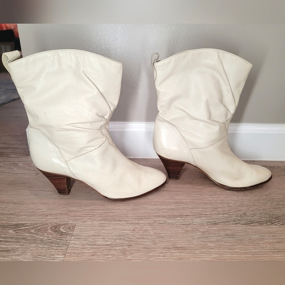 Dingo VTG ankle Booties.  Cream color size 6 M